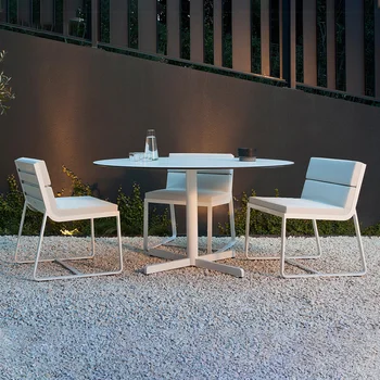 Современный минималистичный стол и стулья для отдыха на свежем воздухе, терраса виллы во внутреннем дворе, балкон, обеденные стулья
